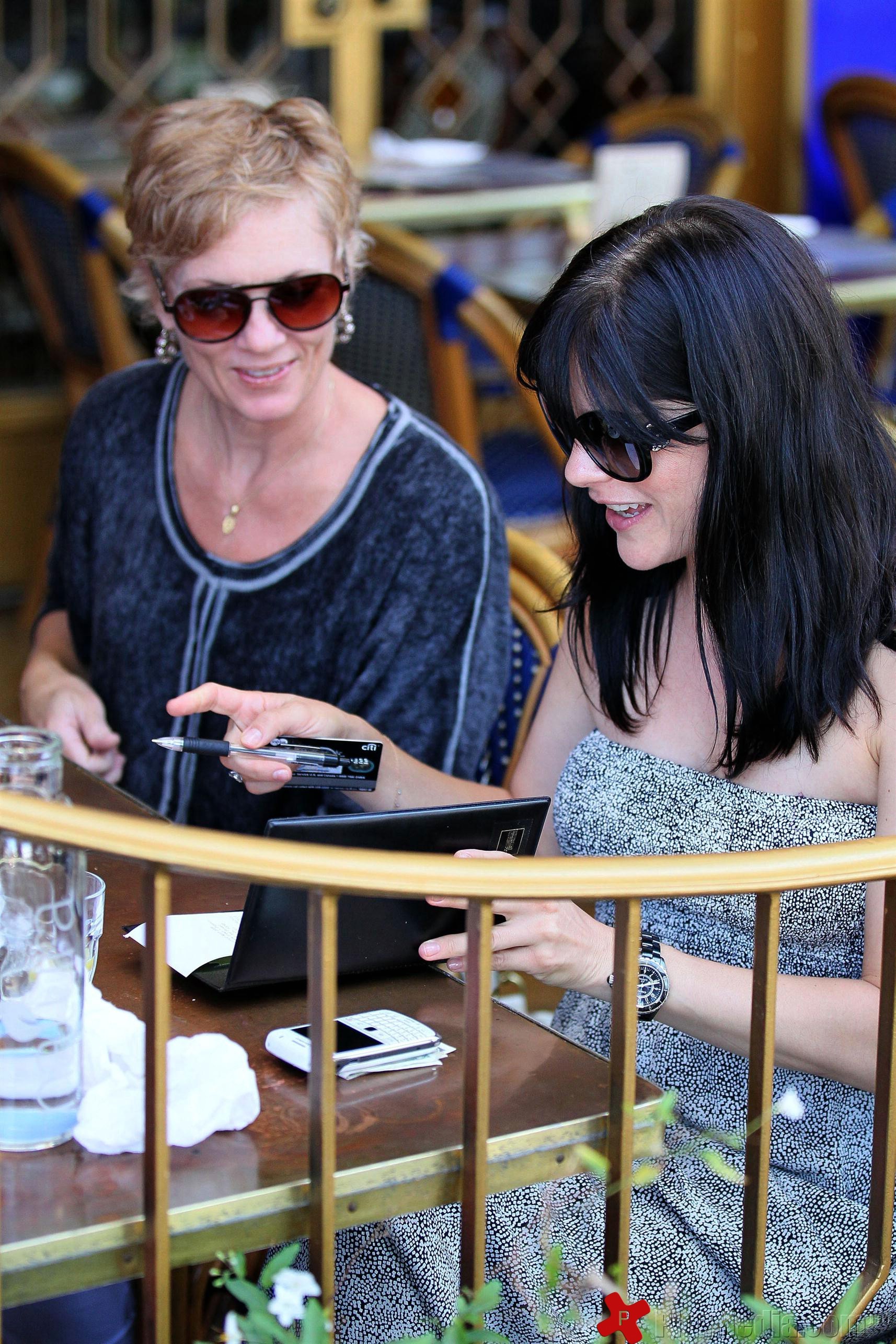 Selma Blair out to lunch with friends at The Little Door restaurant | Picture 89613